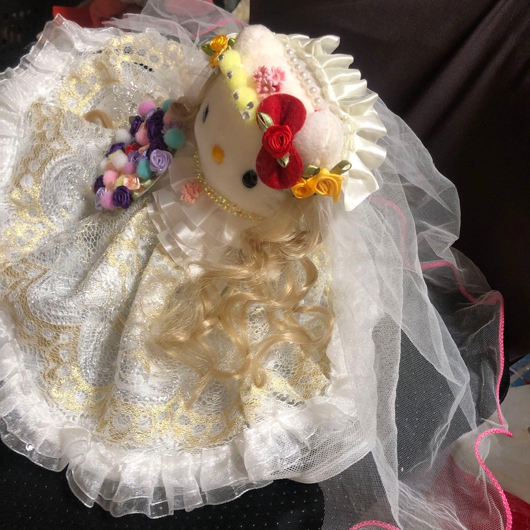 美しいウェディングドレスを着たハローキティ