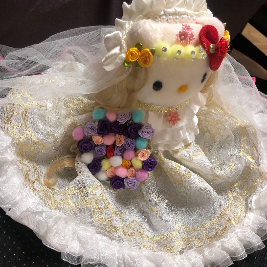 美しいウェディングドレスを着たハローキティ