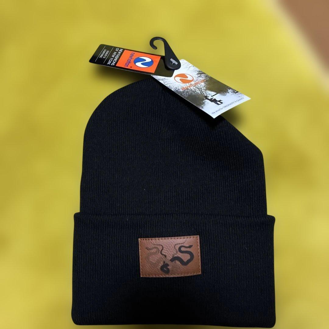 黒のロゴ付きビーニー　knosis