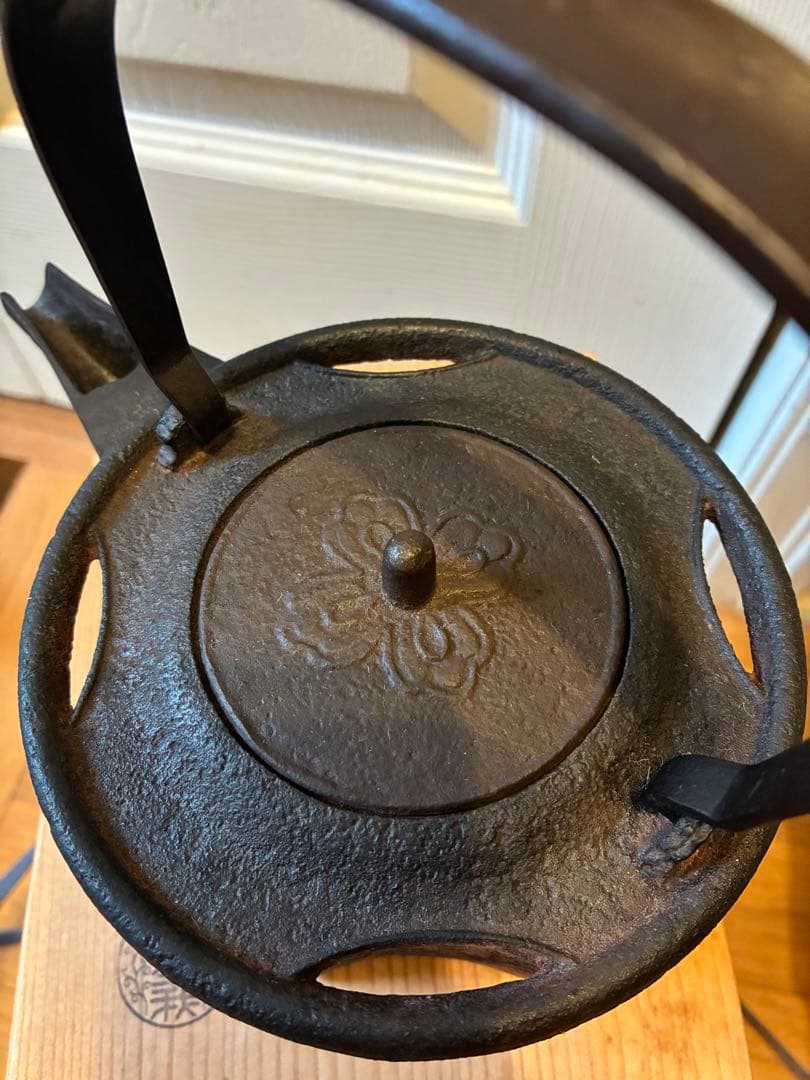 釜師浄義作　七宝透　銚子　鉄製　在銘　共箱　陶器蓋有り