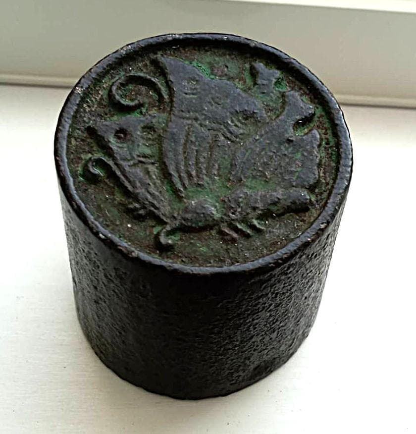 骨董・希少「平家由来の武将/揚羽蝶家紋 鉄製文鎮｜精緻な彫刻と重厚な造形美」