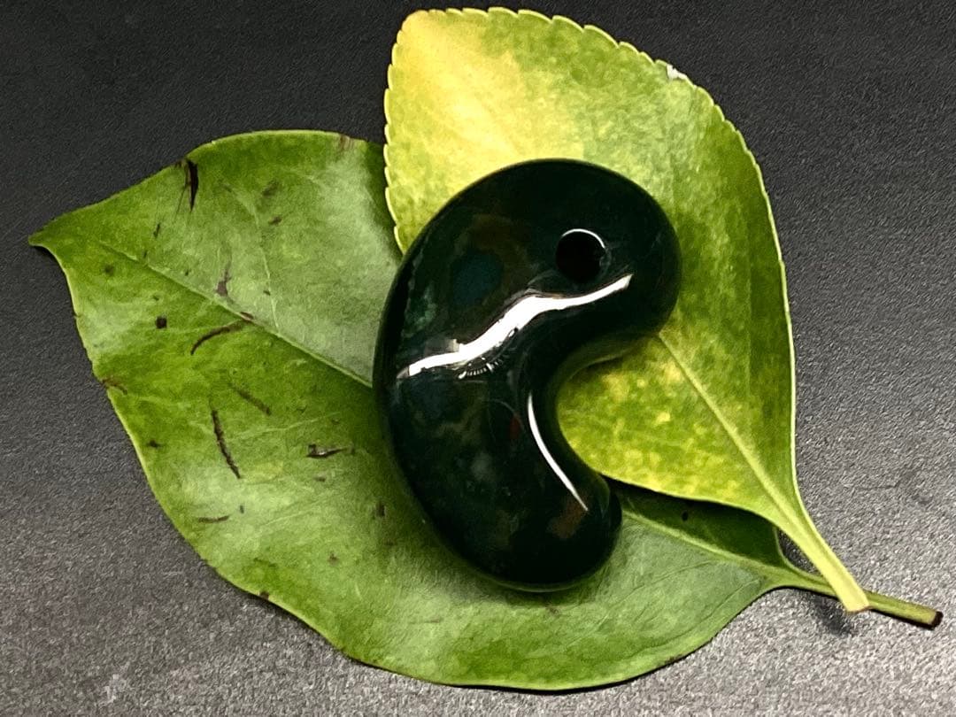 ✳天然濃厚な出雲勾玉【碧玉】　摩訶不思議な力の護符石を‼️本物をお身近に鑑別書付