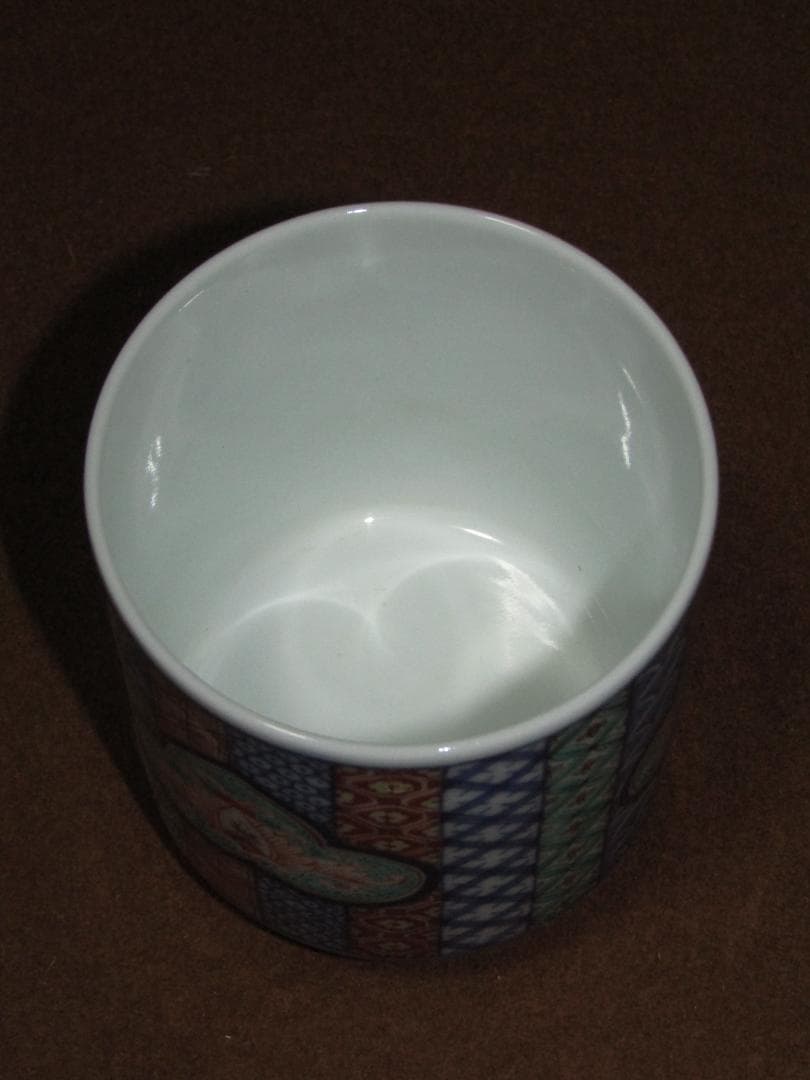 【染錦地紋割画　湯呑　十二代酒井田柿右衛門作】伊万里焼