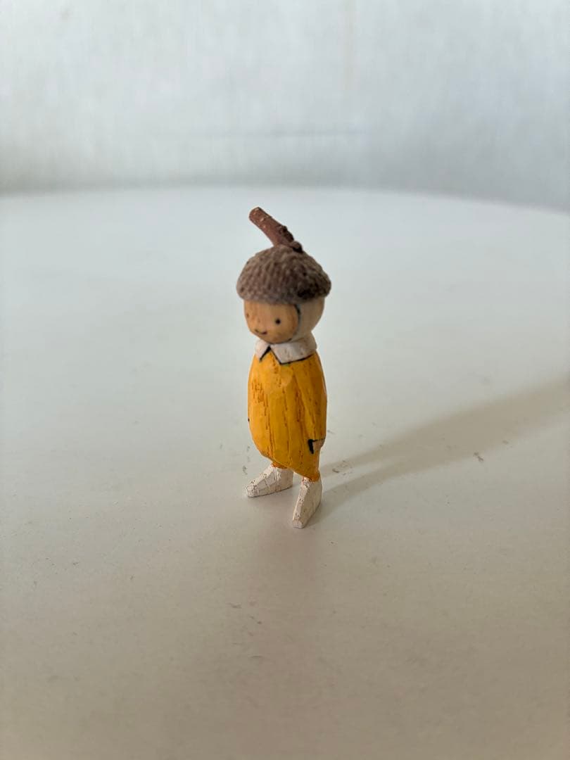 木工くま吉さん　どんぐりの帽子を被った子