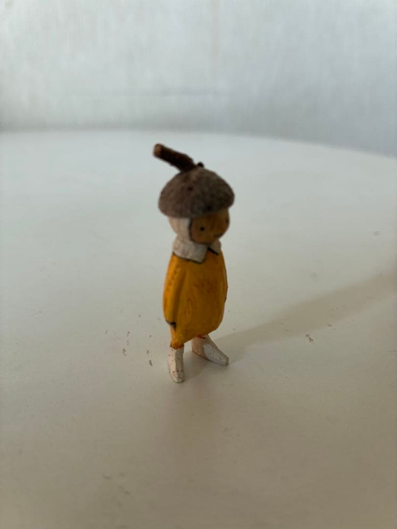 木工くま吉さん　どんぐりの帽子を被った子