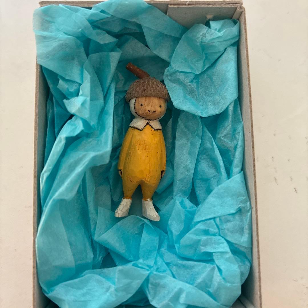 木工くま吉さん　どんぐりの帽子を被った子