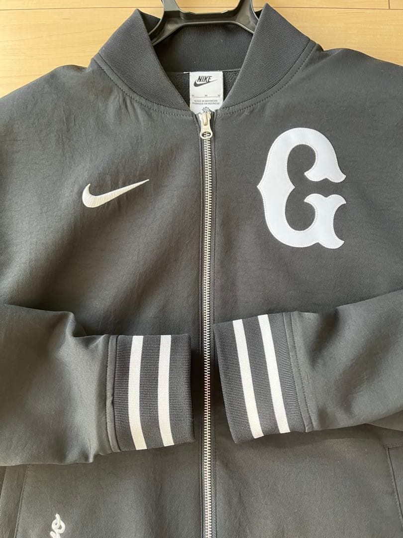 希少 読売ジャイアンツのNIKEグランドコート