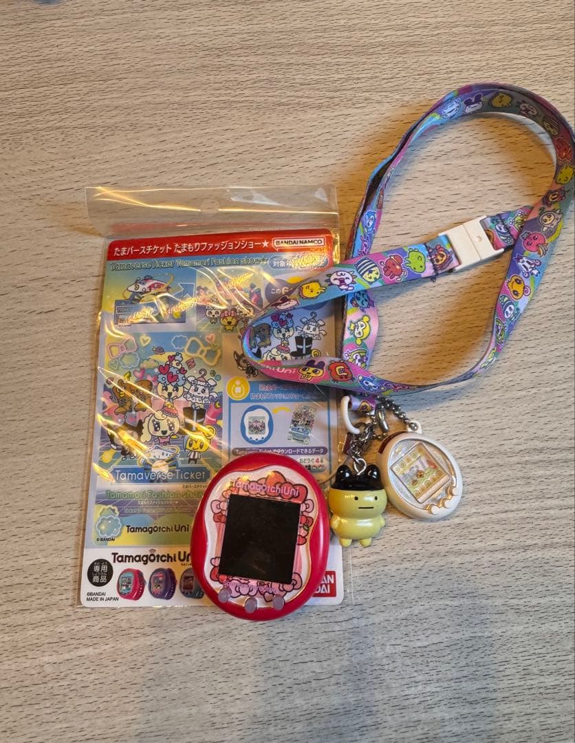 バンダイ たまごっち 赤色 ストラップ付き