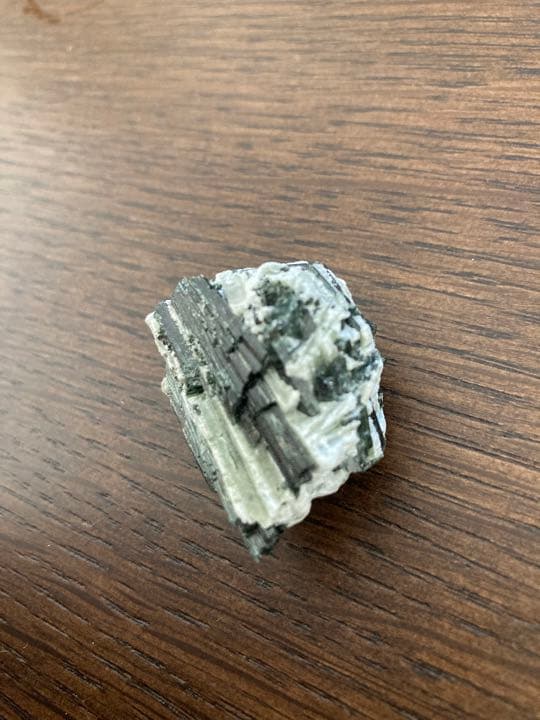 参考エピドート原石。コロコロサイズでコレクション保管にピッタリです