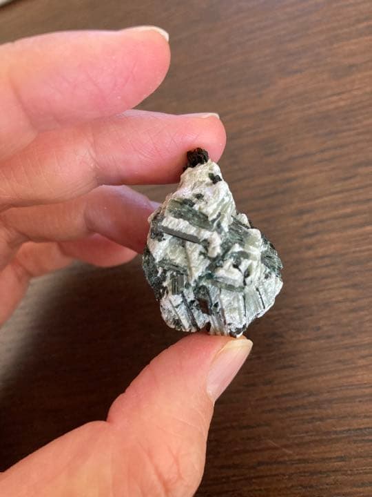 参考エピドート原石。コロコロサイズでコレクション保管にピッタリです