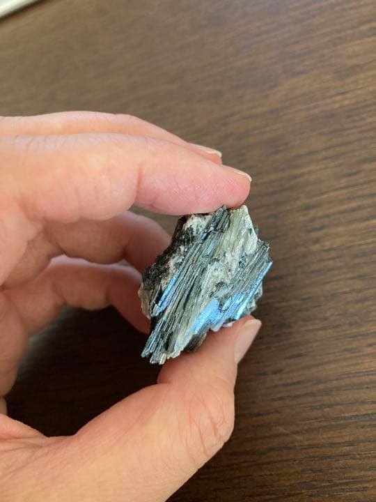 参考エピドート原石。コロコロサイズでコレクション保管にピッタリです