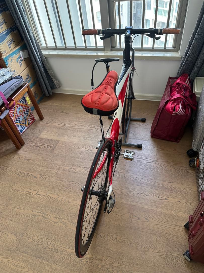 ホワイトとレッドのロードバイク