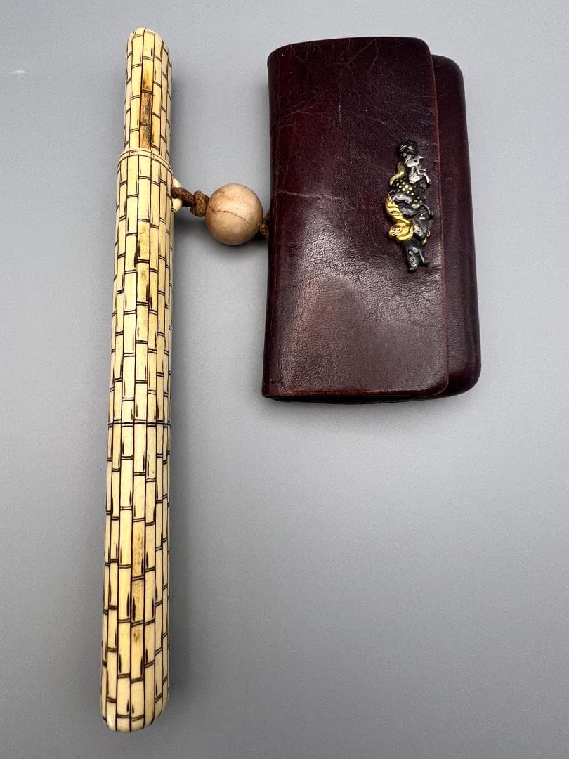 江戸明治時代　生肖図　金銀象嵌　極上骨製手彫キセル入れ　大玉根〆　銀製キセル