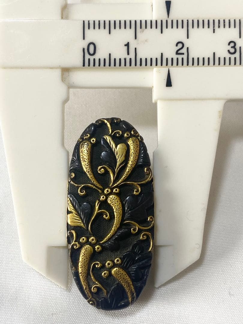 2T03 縁頭 柄頭 高彫り 金象嵌 金色絵 武具 刀装具 日本刀