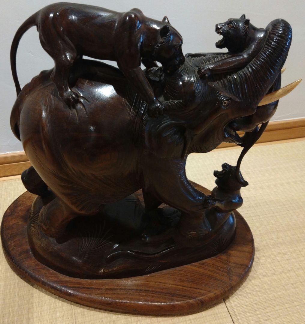 木製彫刻 象と虎のアート