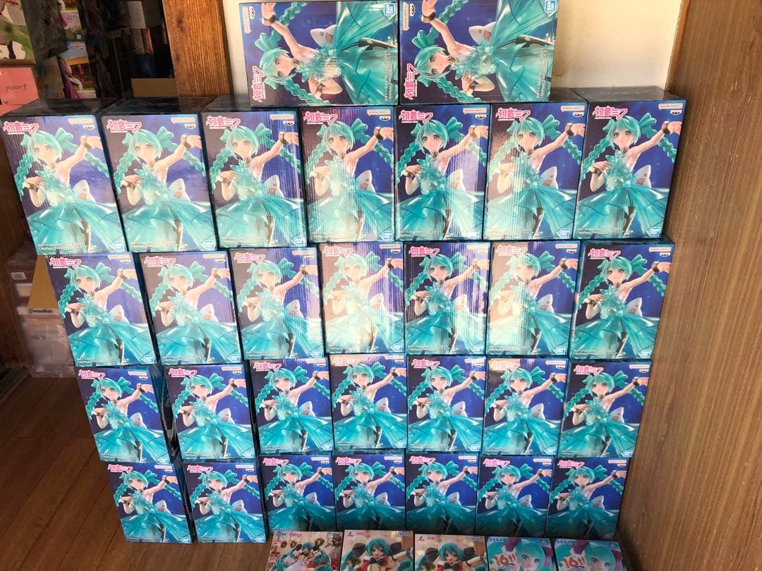 初音ミク　フィギュア　BPEV エメラルド　フリーレン　青ブタ　スクール　40個