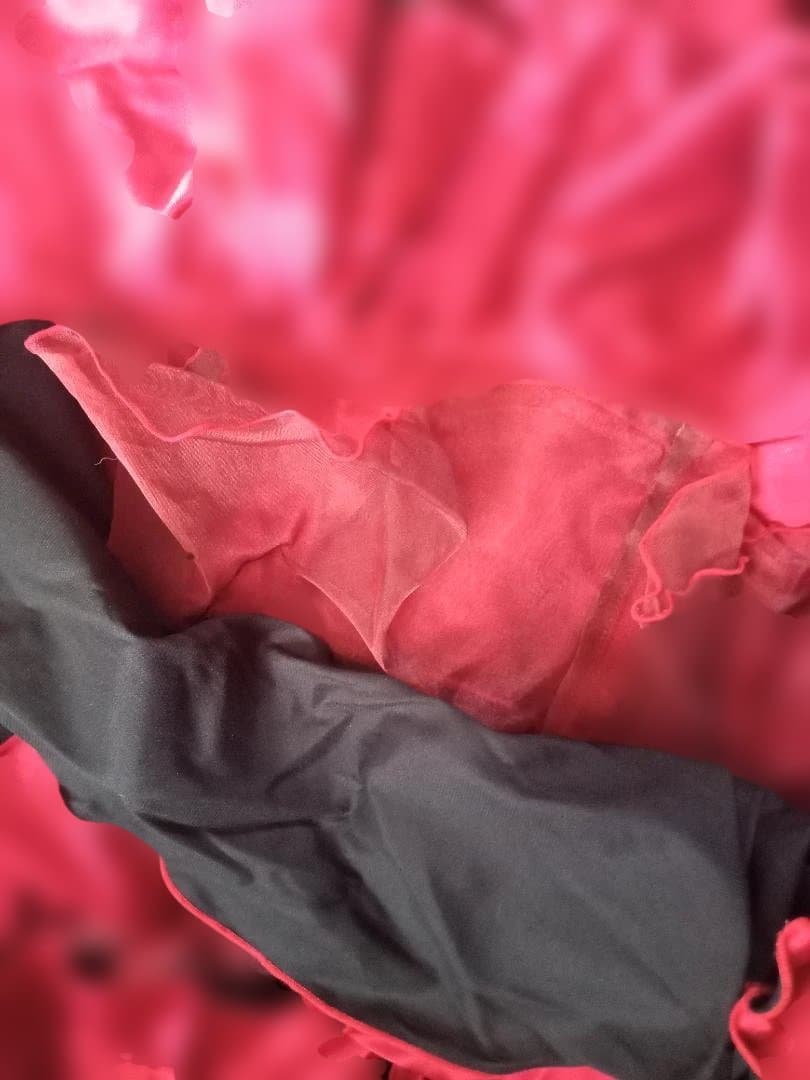 フラメンコ　赤地に黒ライン刺繍のバタデコーラ