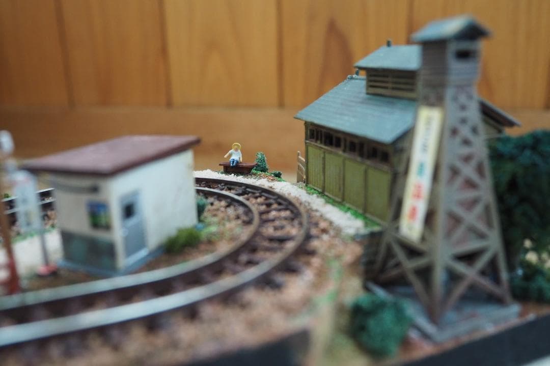 【鉄道模型】ミニジオラマ「温泉街」動力車・照明付き ハンドメイド