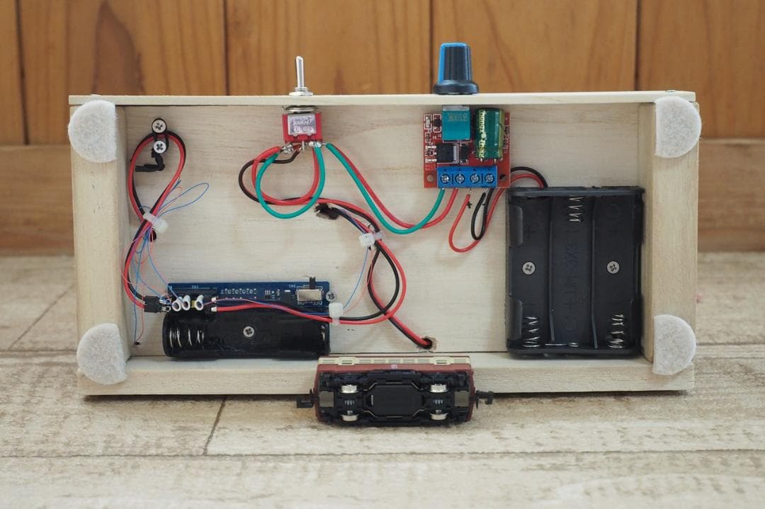 【鉄道模型】ミニジオラマ「温泉街」動力車・照明付き ハンドメイド