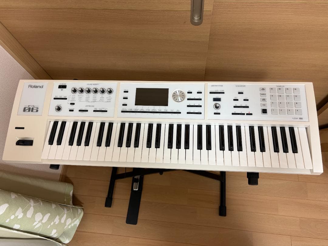 Roland FA06シンセサイザーホワイト61鍵盤（スタンド、フットペダル付）