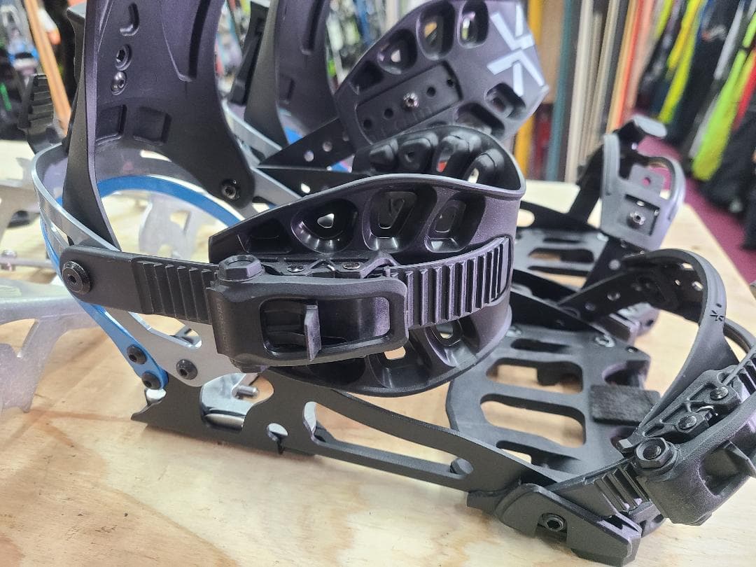 スノーボード L KARAKORAM NOMAD 2023 + CRAMPONS