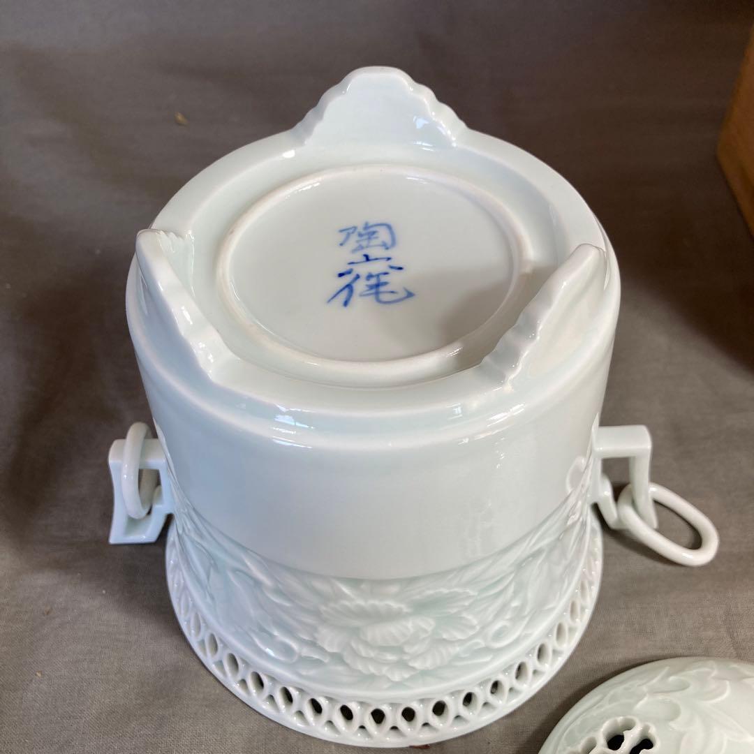【樋渡陶六】伝統工芸会　重要無形文化財　樋渡陶六作　青白磁彫獅子牡丹唐草文　香炉