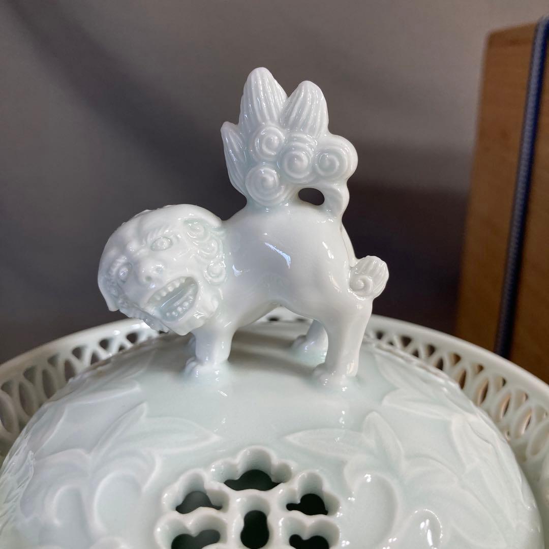 【樋渡陶六】伝統工芸会　重要無形文化財　樋渡陶六作　青白磁彫獅子牡丹唐草文　香炉