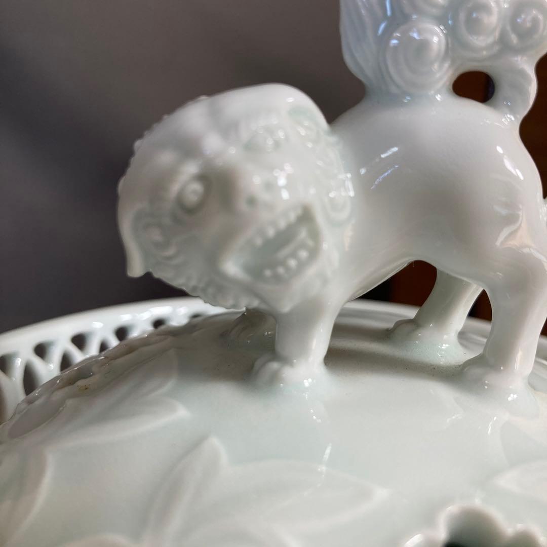 【樋渡陶六】伝統工芸会　重要無形文化財　樋渡陶六作　青白磁彫獅子牡丹唐草文　香炉