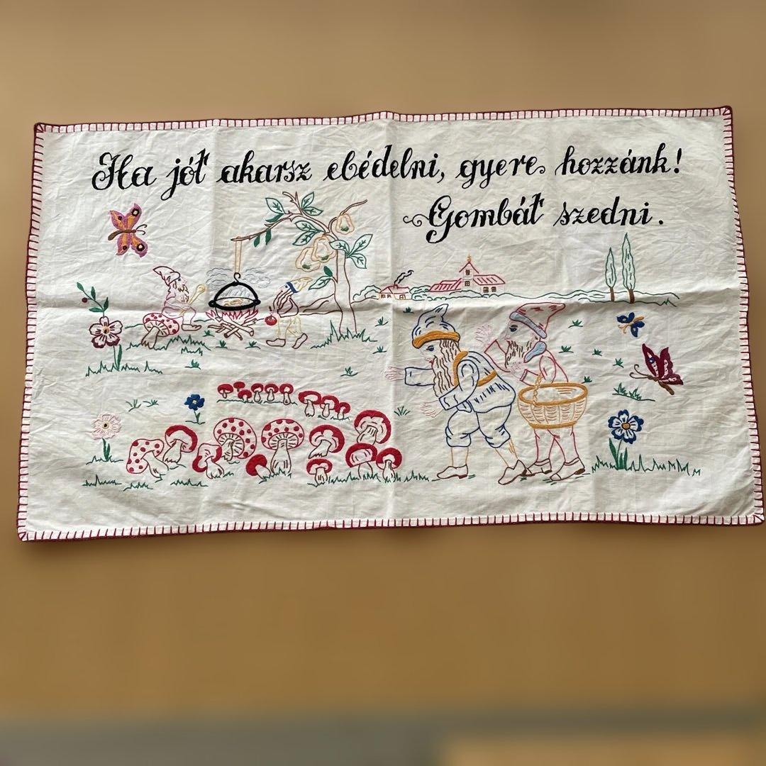 【アンティーク】ハンガリー蚤の市　刺繍クロス　キノコと花