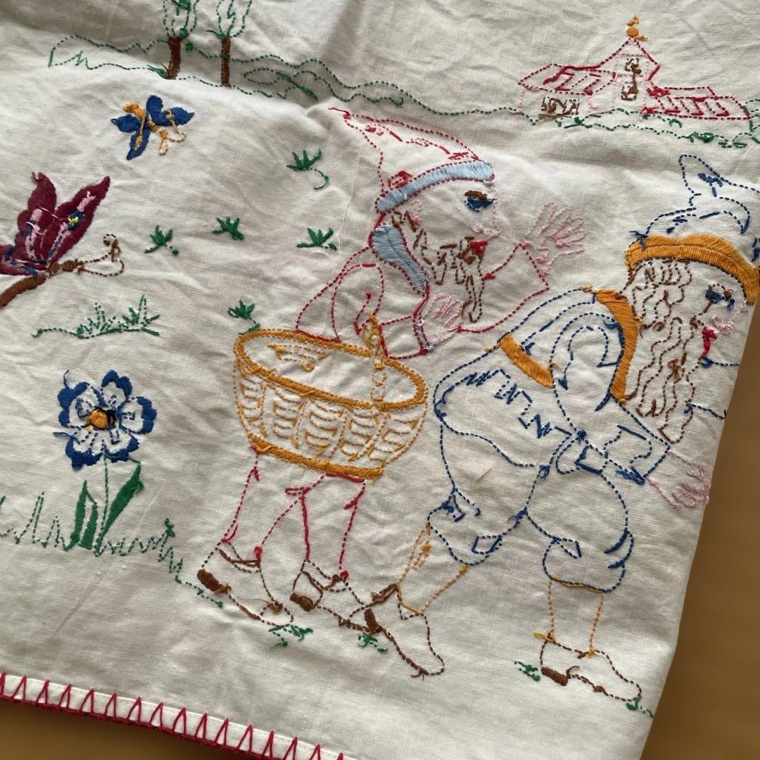 【アンティーク】ハンガリー蚤の市　刺繍クロス　キノコと花