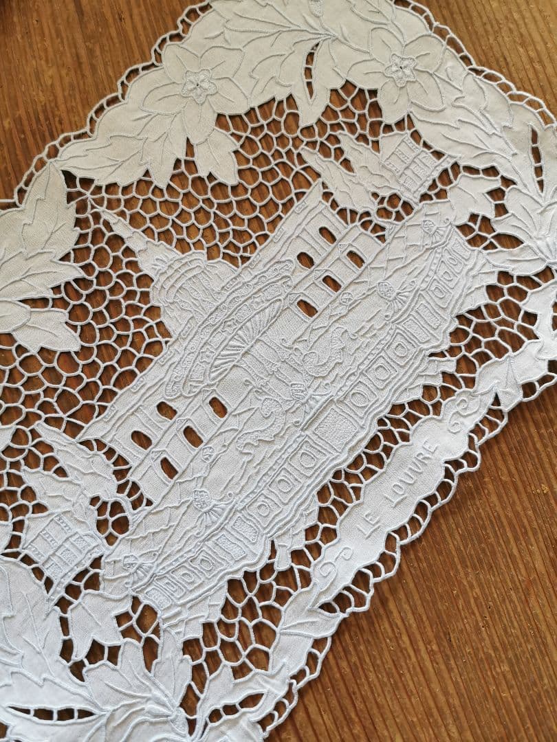 アンティークレース刺繍クロス ルーブル美術館を臨む噴水 ミュージアム所蔵級ピース