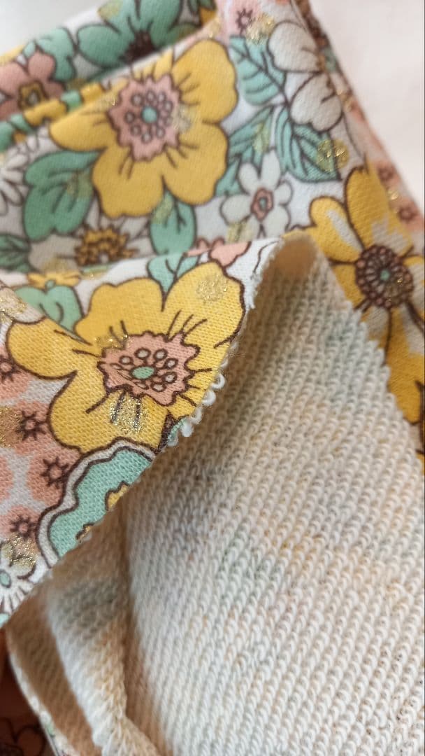 ハンドメイド　犬の花柄の服