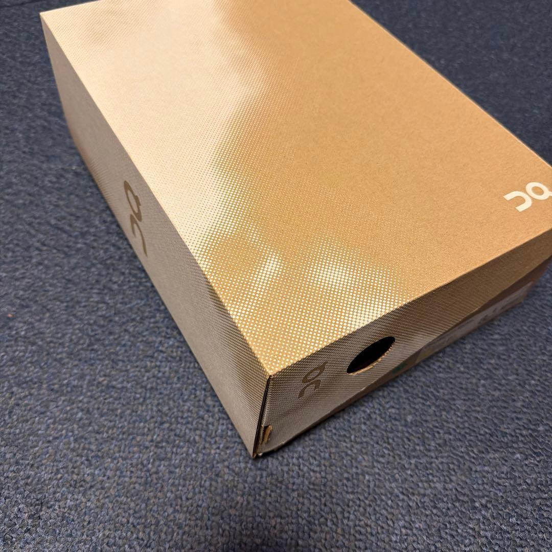 ON Cloudboom Strike 26.0センチ