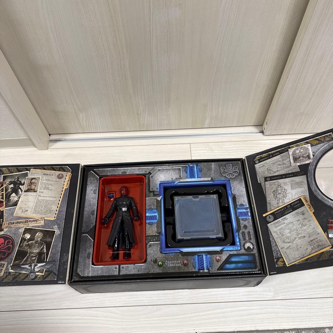 marvel レッドスカル フィギュアと4次元キューブ