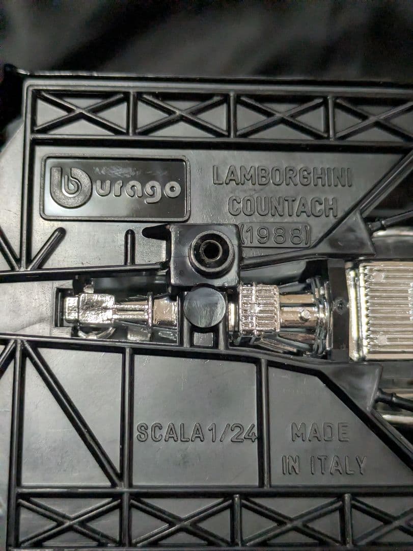 ランボルギーニ カウンタック　ブラーゴ　1/24