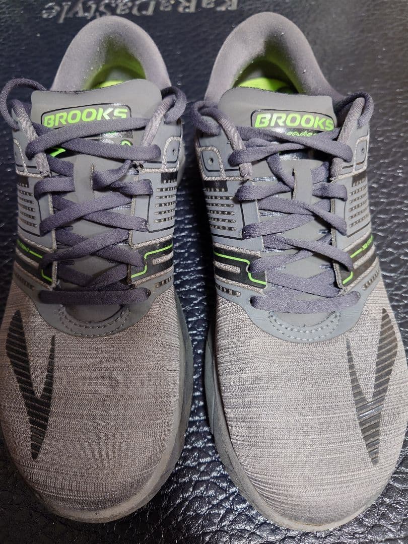 BROOKS ランニングシューズ グレー