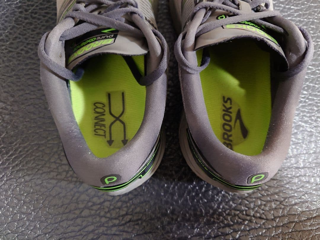 BROOKS ランニングシューズ グレー