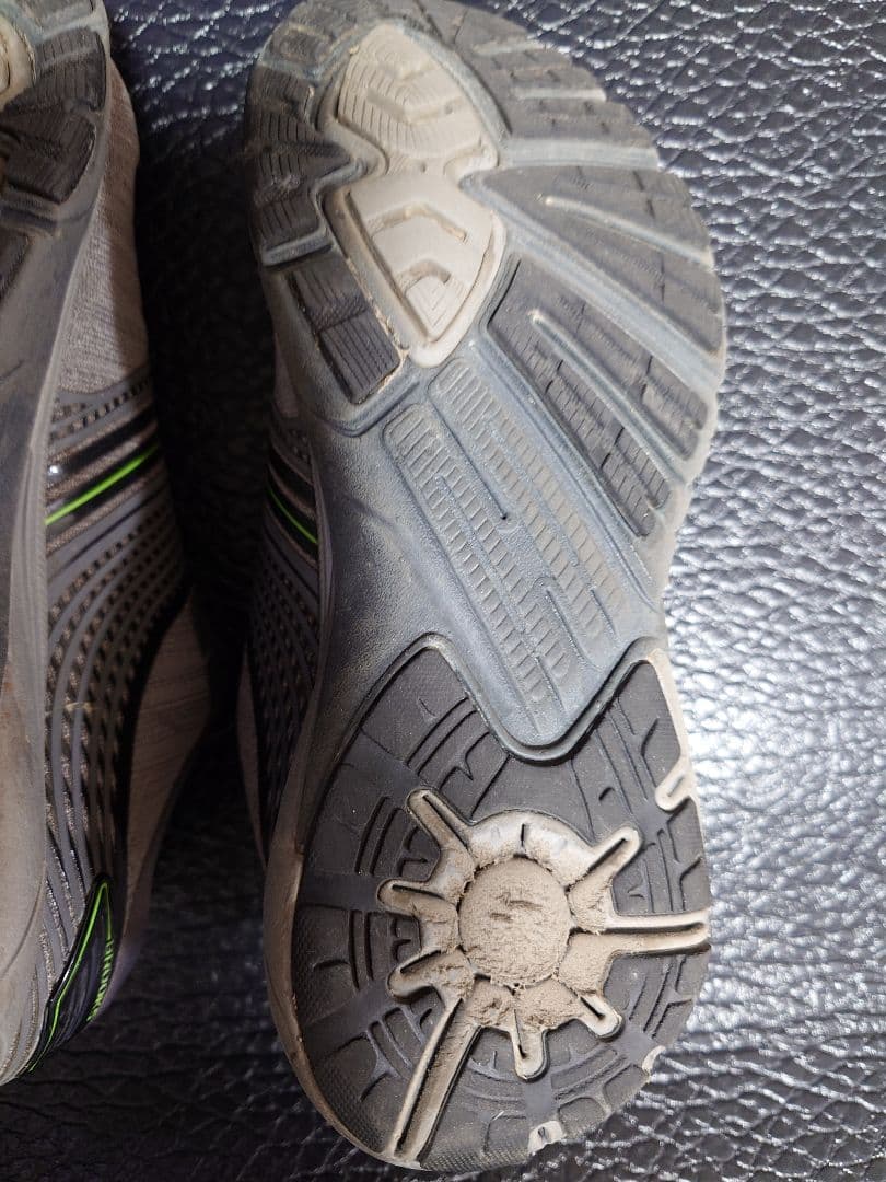 BROOKS ランニングシューズ グレー