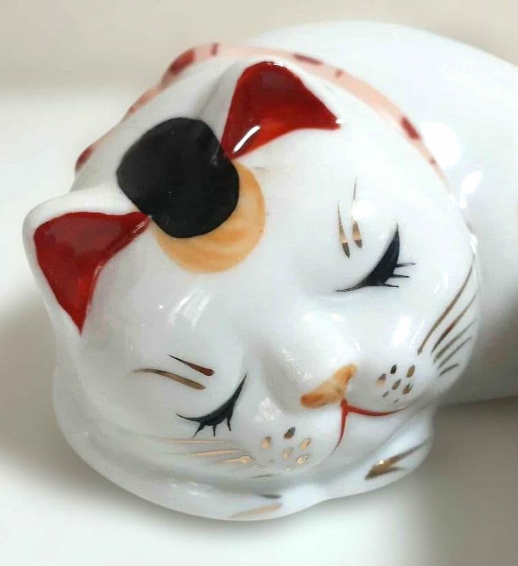 128 3点セット 未使用保管品 瀬戸焼 赤絵眠猫 陶器製 猫の置物 昭和 希少