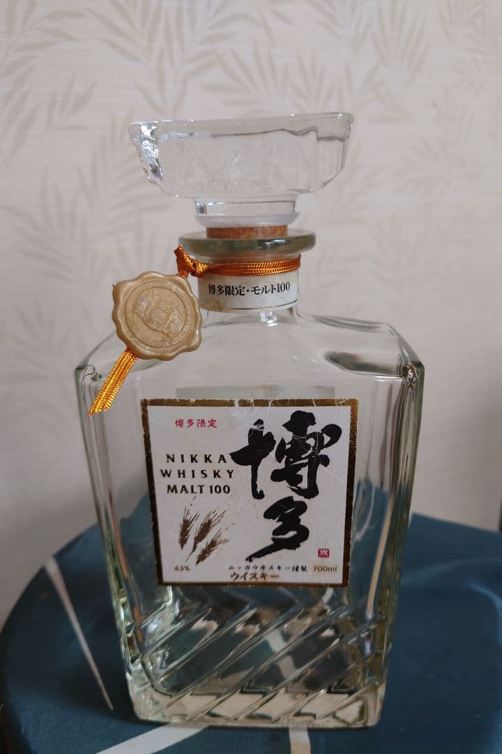 サントリー「響」と、ニッカウイスキー「博多」空き瓶2本セット