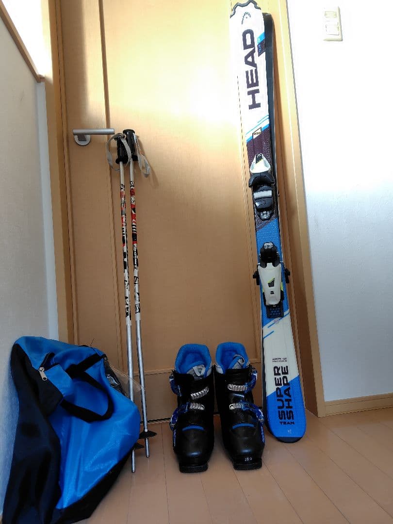 スキー板、ブーツ、ストック