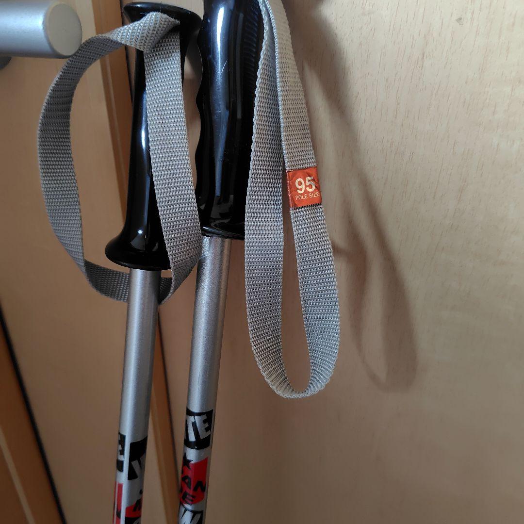 スキー板、ブーツ、ストック