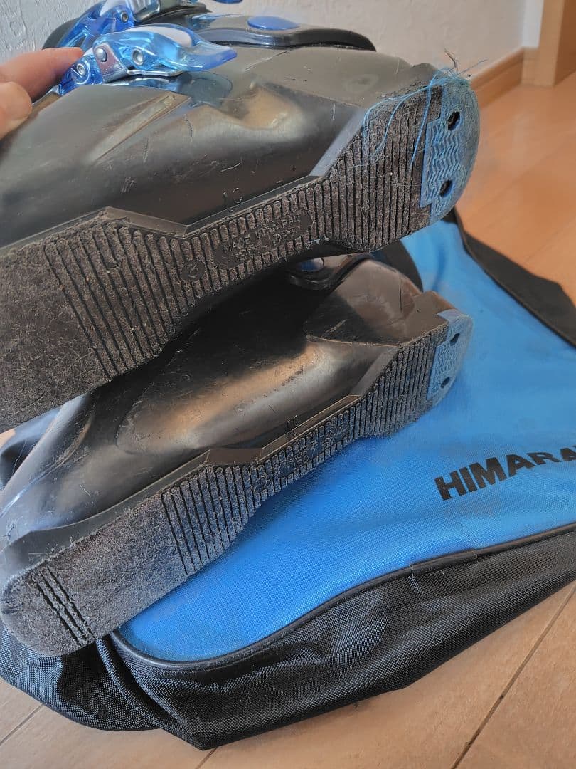 スキー板、ブーツ、ストック