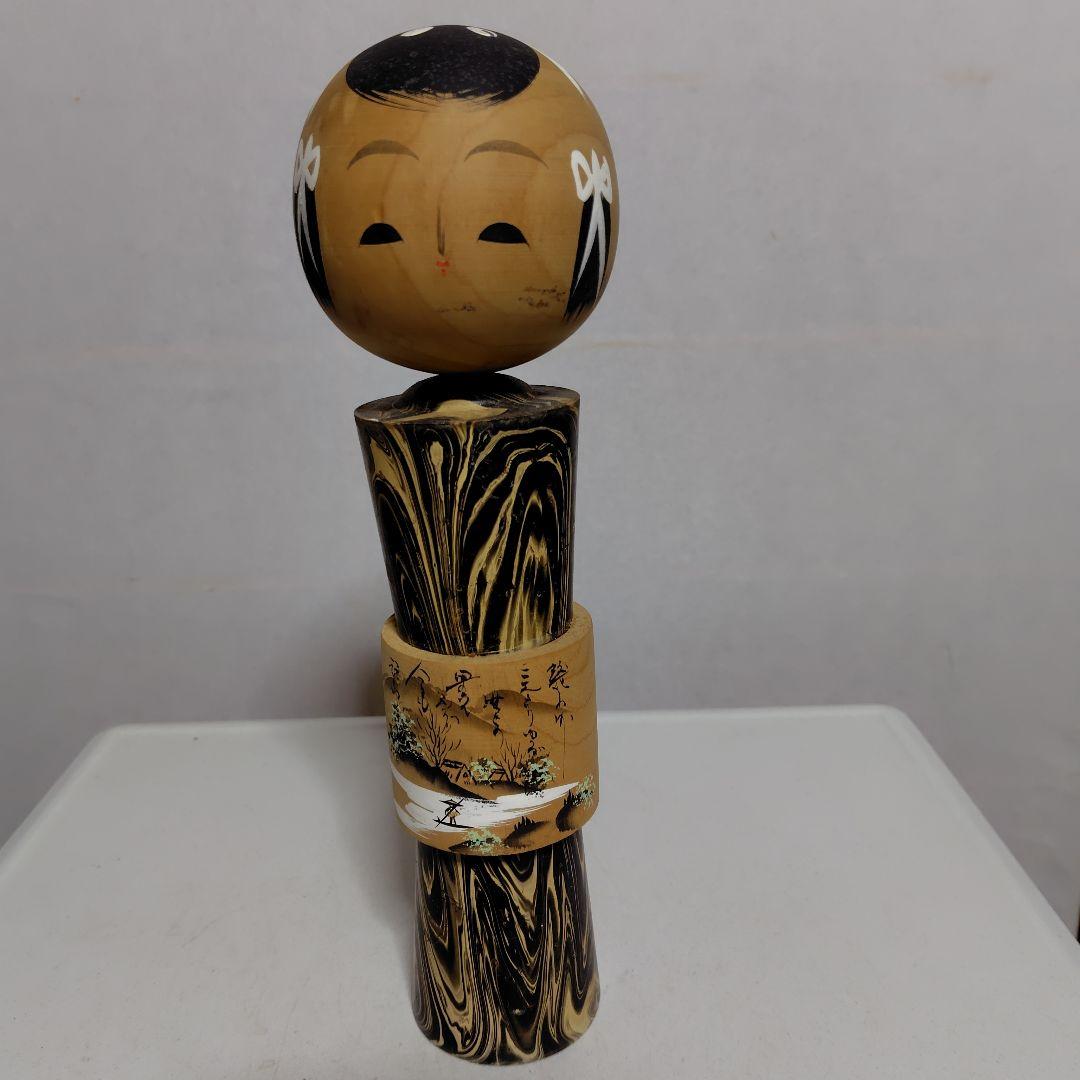 顔が優しい小芥子です。身体の帯が歴史です。