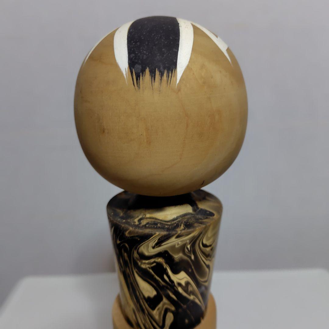 顔が優しい小芥子です。身体の帯が歴史です。