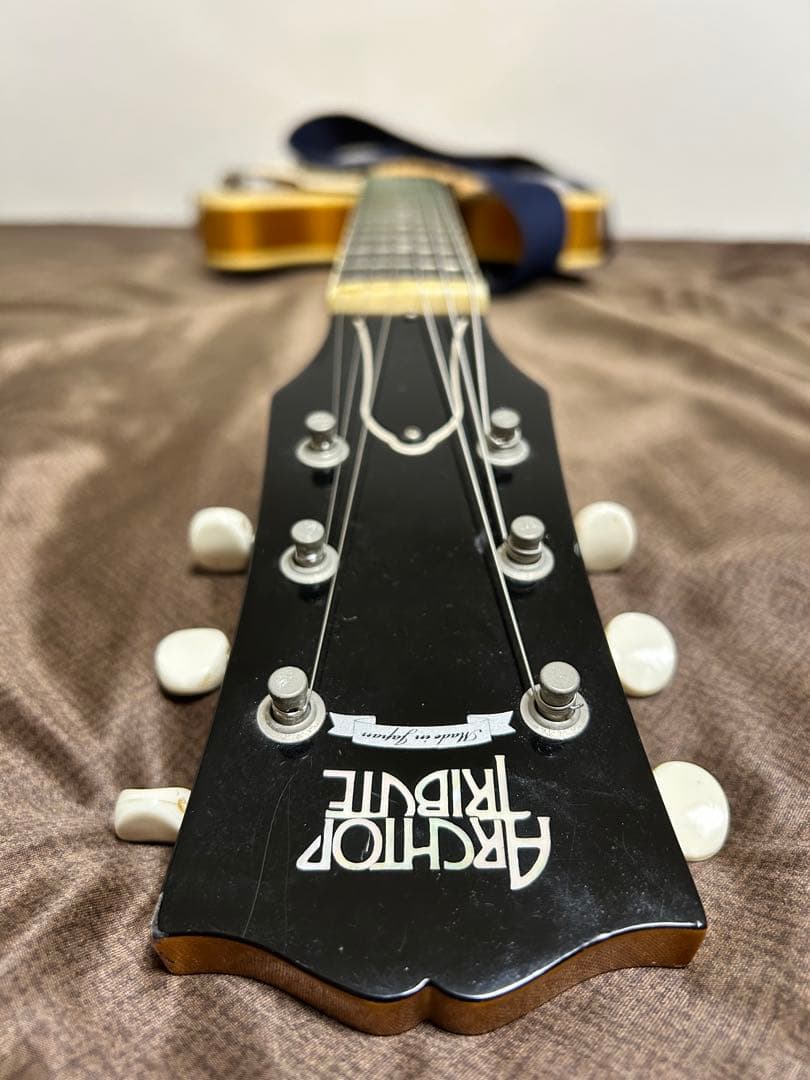 セミアコ　ARCHTOP Tribute ゴールド