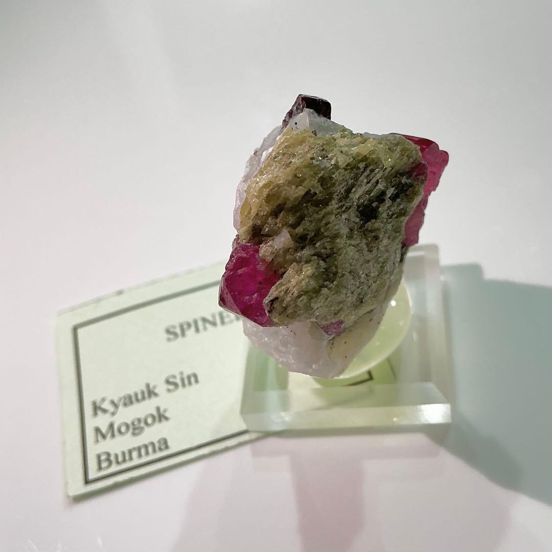 ミャンマー産　スピネル　母岩付き原石