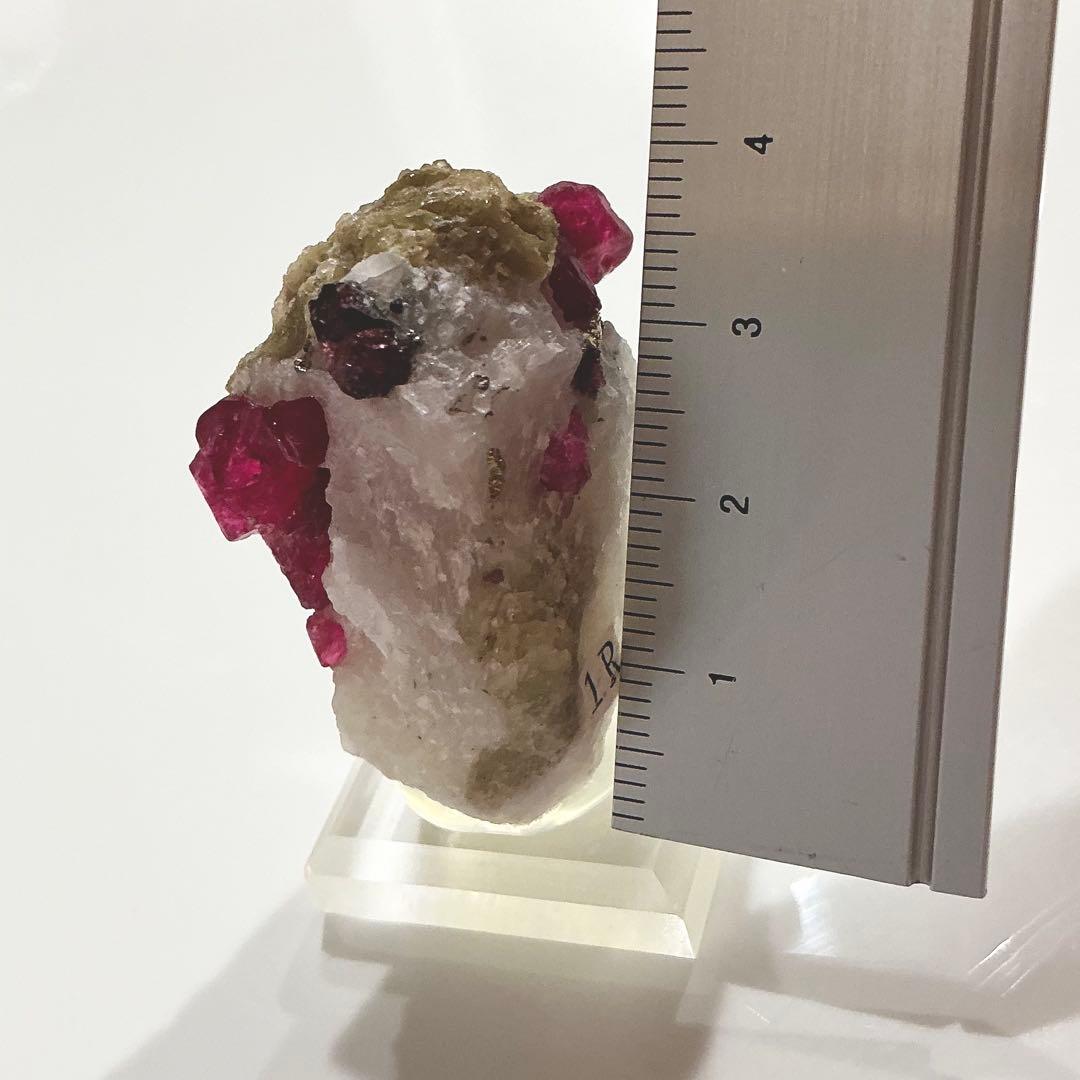 ミャンマー産　スピネル　母岩付き原石