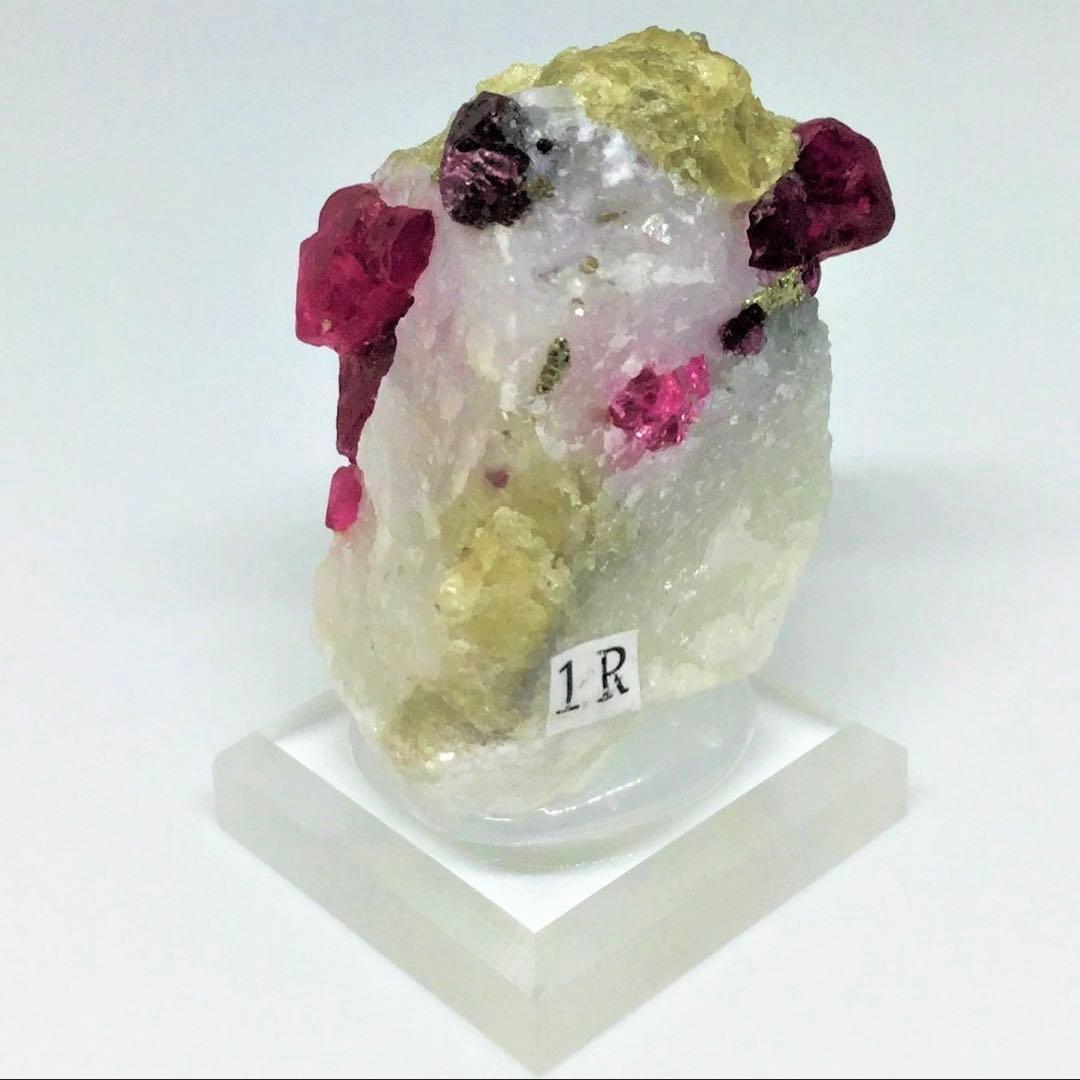 ミャンマー産　スピネル　母岩付き原石