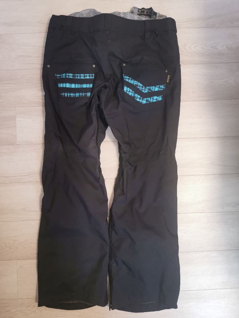 上：OP スノーボードウェア L 下：ESTIVO スノーボードウェアXL